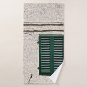 VENTANA DE MADERA AZUL EN LA PARED DE CONCRETO BLA