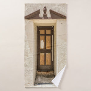 VENTANA DE MADERA MARRÓN EN MURO DE CONCRETO BLANC