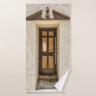 VENTANA DE MADERA MARRÓN EN MURO DE CONCRETO BLANC