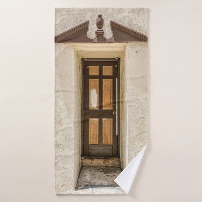 VENTANA DE MADERA MARRÓN EN MURO DE CONCRETO BLANC (Toalla de baño)