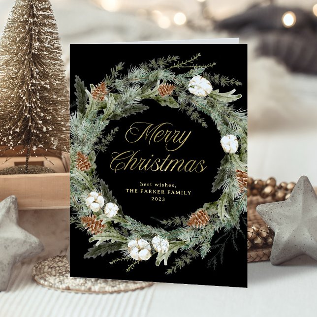 Verde de pino elegante negro | Navidad dorada (An elegant, dark black holiday card with a traditional Christmas wreath and gold script)
