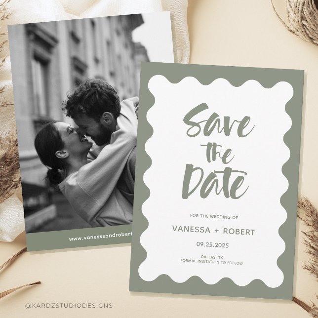 Verde Salvia Tarjeta de Guardar Fecha de Foto Mode (Modern Sage Green Save the Date with photo of couple in black and white. Wavy scallop frame + script)