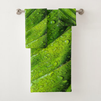 Verdes Tropicales con Gotitas de Lluvia