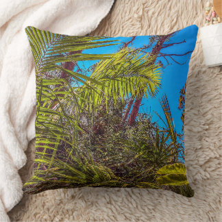 Verdes tropicales y Cojín decorativo del cielo azu