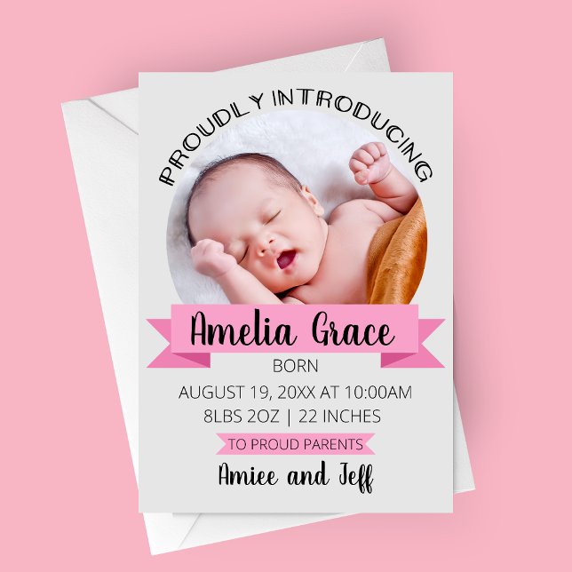 Vertical presenta orgullosamente el anuncio de nac (Proudly Introducing Pink Photo Birth Announcement Card)