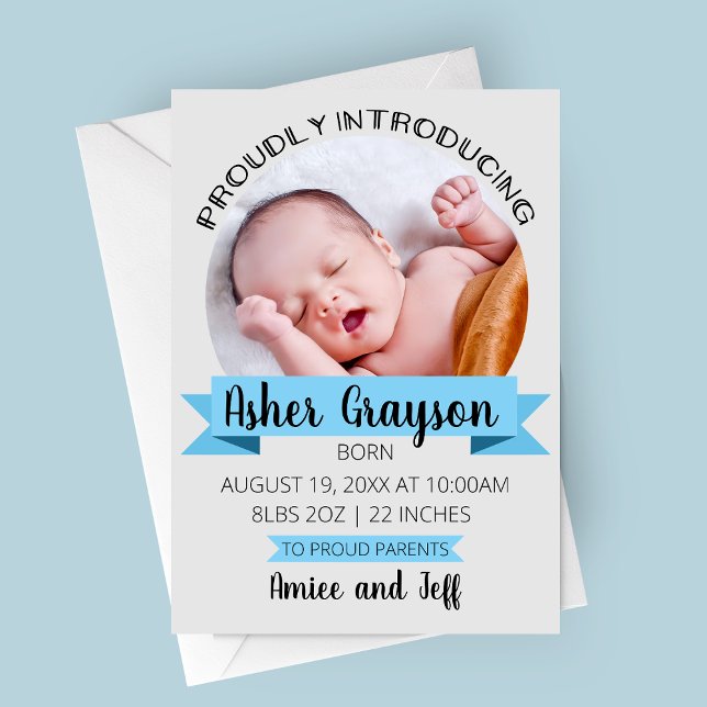 Vertical presenta orgullosamente el anuncio de nac (Proudly Announcing Blue Photo Birth Announcement Card)