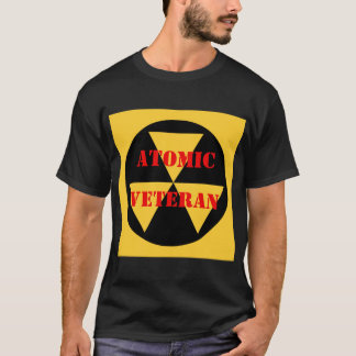 Veterano atómico de camiseta con símbolo de radiac