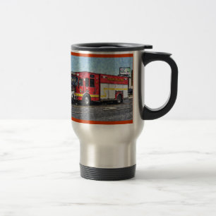 Viaje Camión rojo de bombero que bebe la taza
