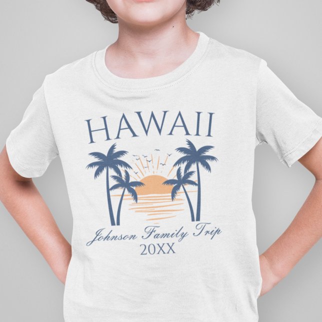 Viaje de vacaciones en familia Hawaii en camiseta (Boy wearing a Hawaii family trip t-shirt with a sunset and palm tree design.)