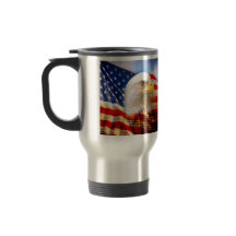 Eagle calvo y la taza del viajero de la bandera