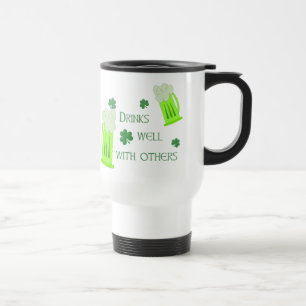 Viaje Las bebidas del día del St Patricks manan taza de