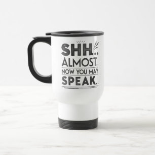 Viaje Taza de café con tipografía en negrita para enfoca