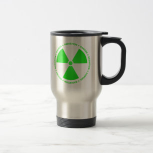 Viaje Taza verde del símbolo de la radiación con el