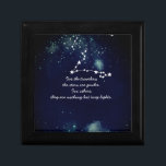 Viajeros y estrellas - caja de madera del recuerdo<br><div class="desc">" Imagine que miraba en el cielo nocturno y que consideraba millón de guías brillantes llenó de promesa. "Inspiró por la historia al pequeño príncipe de De Santo-Exupery.</div>