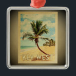 Viajes de la época del Ornamento del Oeste de Flor<br><div class="desc">Un único adorno de Key West Florida con una vintage palmera en la playa de arena.</div>