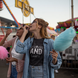 Viajes y cuentos [logotipo blanco] Camiseta femeni