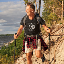 Viajes y cuentos [logotipo blanco] Camiseta mascul