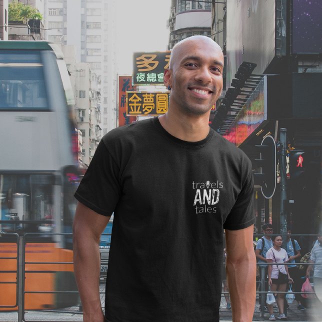 Viajes y cuentos [logotipo blanco] Camiseta mascul (Subido por el creador)