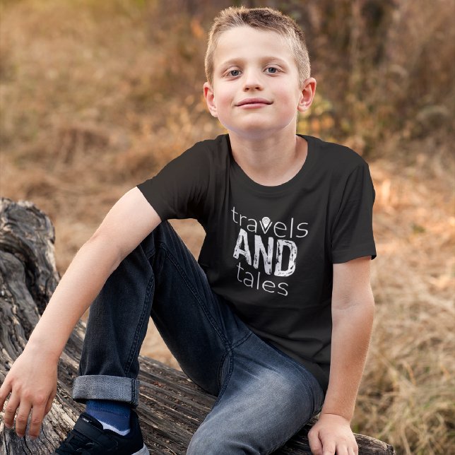 Viajes y cuentos [logotipo blanco] Camiseta para n (Subido por el creador)