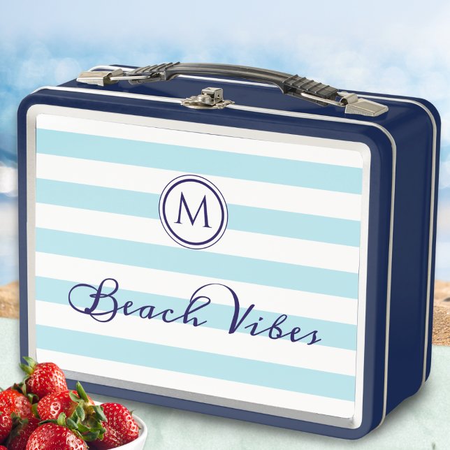 Vibraciones de Playa Franjas Blancas y Azules Fría (A blue and white striped lunch box, with 'Beach Vibes' in stylish script and monogram initial)