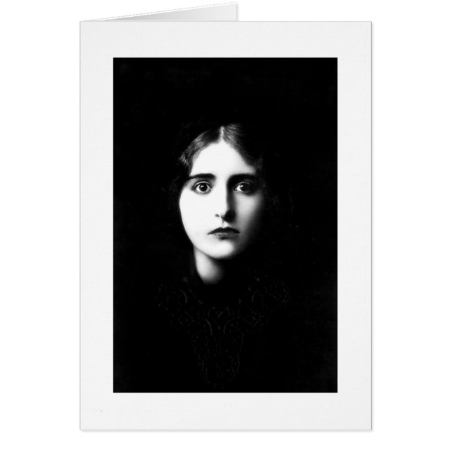Victorian woman with haunting expression (Frente)