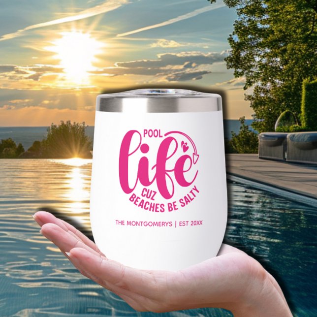 Vida de piscina rosa caliente (Hot pink "Pool life cuz beaches be salty" on a thermal wine tumbler personalized with your name.)