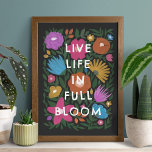 Vida en vivo en Bloom Autónomo Audaz Impresión de<br><div class="desc">Esta hermosa y colorida impresión de arte presenta un diseño floral dibujado a mano en color rosa magenta / fucsia, naranja, amarillo dorado, morado, azul y verde sobre un fondo de color personalizado (mostrado en negro). El estilo artístico es casi tiza/pasteles. El texto moderno y lúdico dice, "Vive la vida...</div>