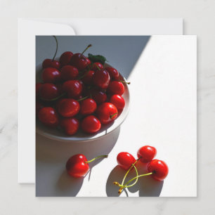 Vida estética con cerezas maduras en blanco