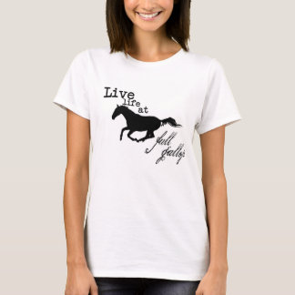Vida viva en la camiseta llena del caballo del