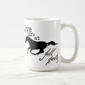 Vida viva en la taza llena del caballo del galope