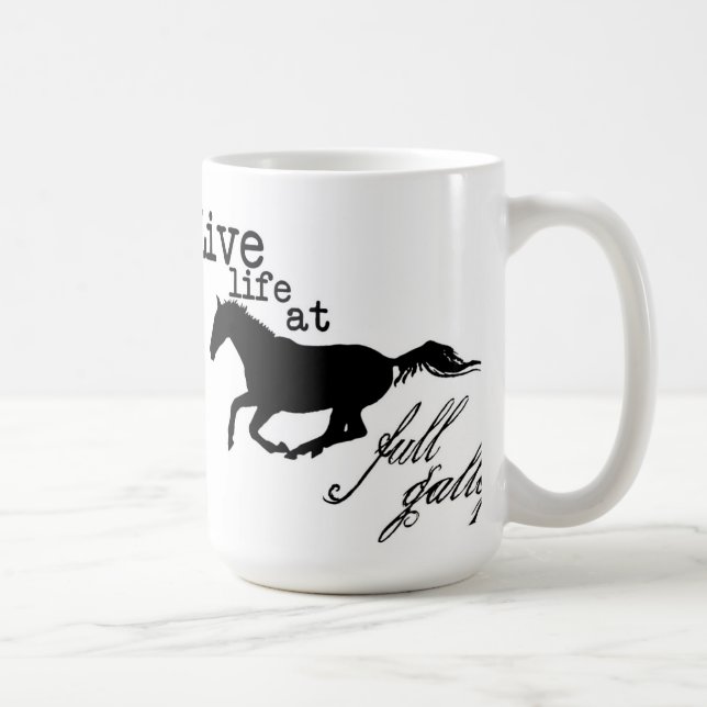 Vida viva en la taza llena del caballo del galope (Derecha)