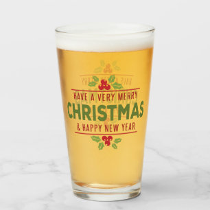 Vidrio de cerveza de la baya del acebo del navidad