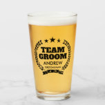 Vidrio de cerveza para solteros de Team Groom<br><div class="desc">Vidrio de cerveza para solteros de Team Groom. Diseño escudo de laurel de época con nombre personalizado y título personalizado.</div>