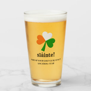 Vidrio de cerveza satinado en el día de San Patric