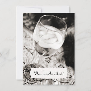 Vidrio de vino con invitación al agua helada