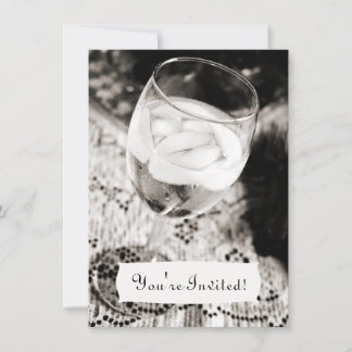 Vidrio de vino con invitación al agua helada