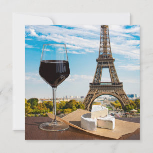Vidrio de vino con queso brie en la torre Eiffel