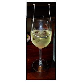 Vidrio frito de vino blanco en una bolsa de vino
