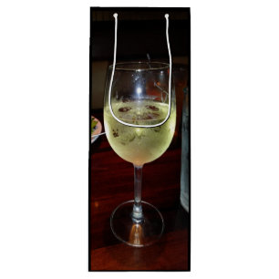 Vidrio frito de vino blanco en una bolsa de vino