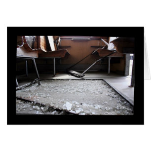 Vidrio roto en la tierra tarjeta de tren abandonad