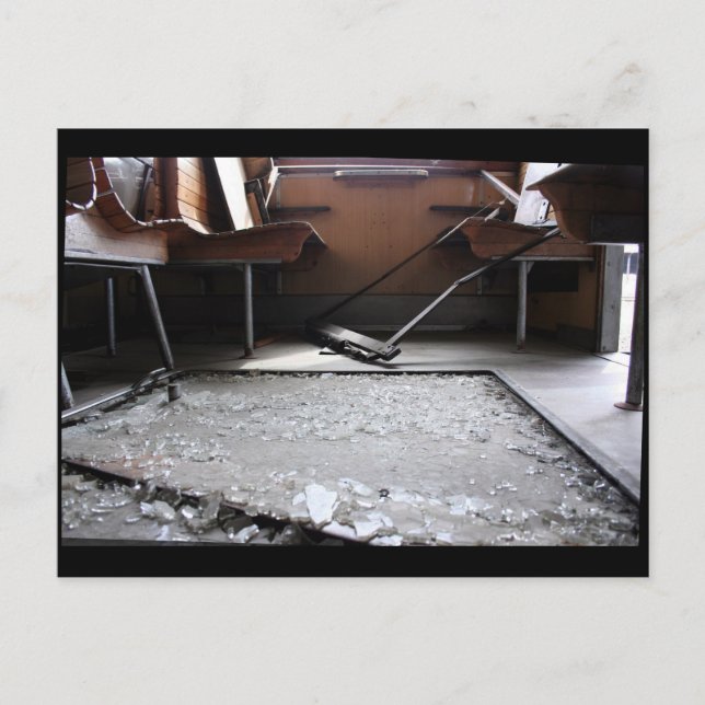 Vidrio roto en tierra en postal abandonada de tren (Anverso)