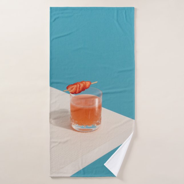 Vidrio transparente con líquido marrón (Toalla de baño)