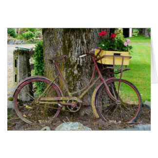 Vieja bicicleta antigua con cesta de flores