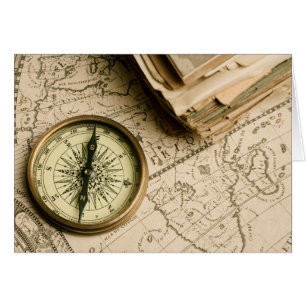Vieja brújula sobre mapa antiguo