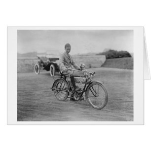 Vieja motocicleta con faros de linterna