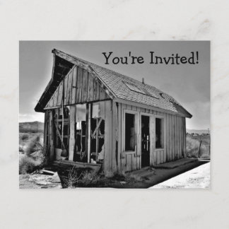 Viejas invitaciones abandonadas y rotas a la cabañ