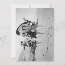 Viejas novias cantando en la playa