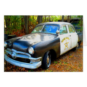 Viejo auto de la policía de patrulla de la carrete