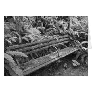Viejo banco de jardín en tarjeta monocroma
