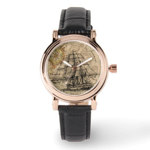 Viejo barco de vela y reloj de pulsera de mapas